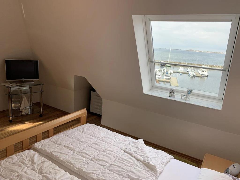 Ferienwohnung Hafenblick Wiek auf Rugen Bagian luar foto