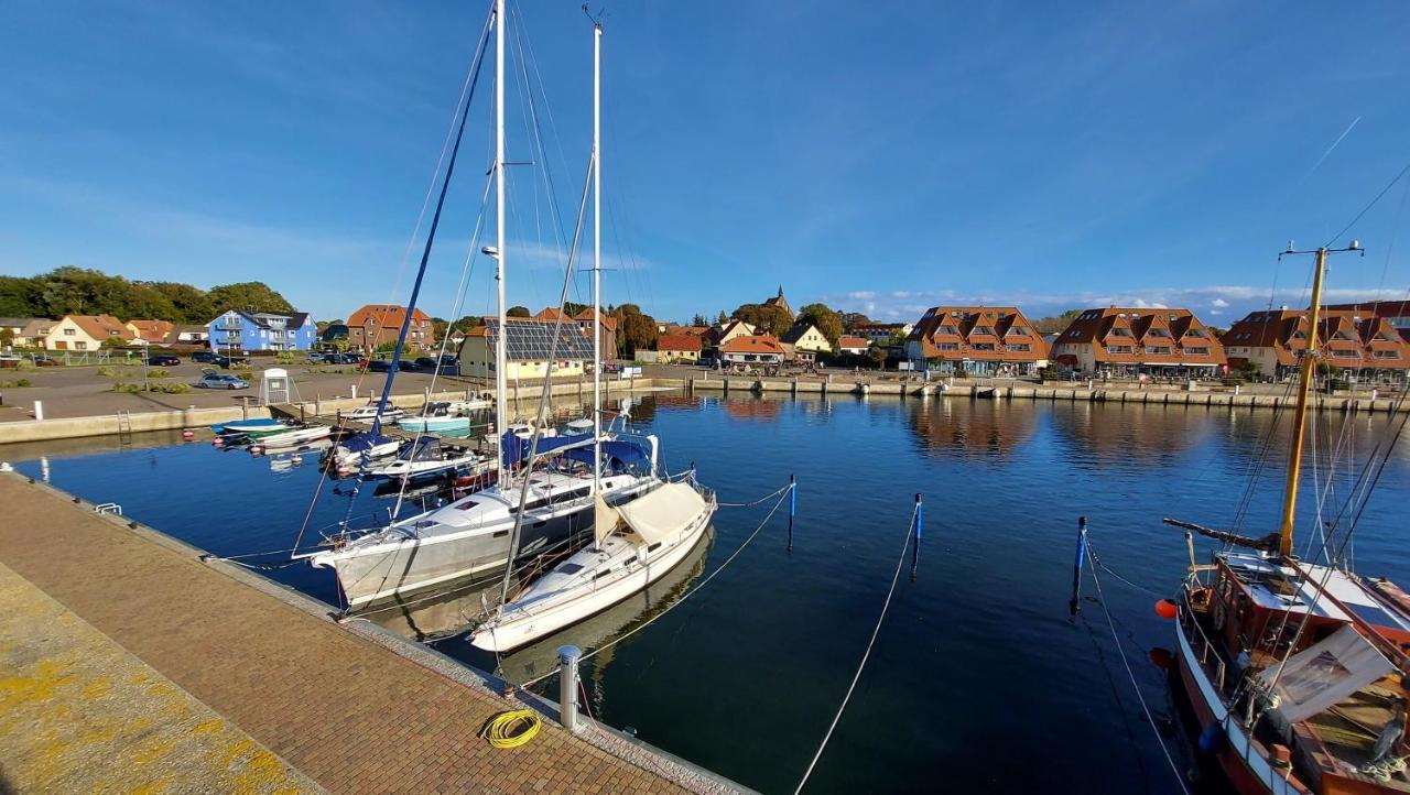 Ferienwohnung Hafenblick Wiek auf Rugen Bagian luar foto